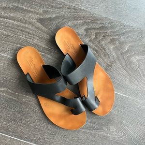 L’Intervalle Flat Cutout Sandals in Black